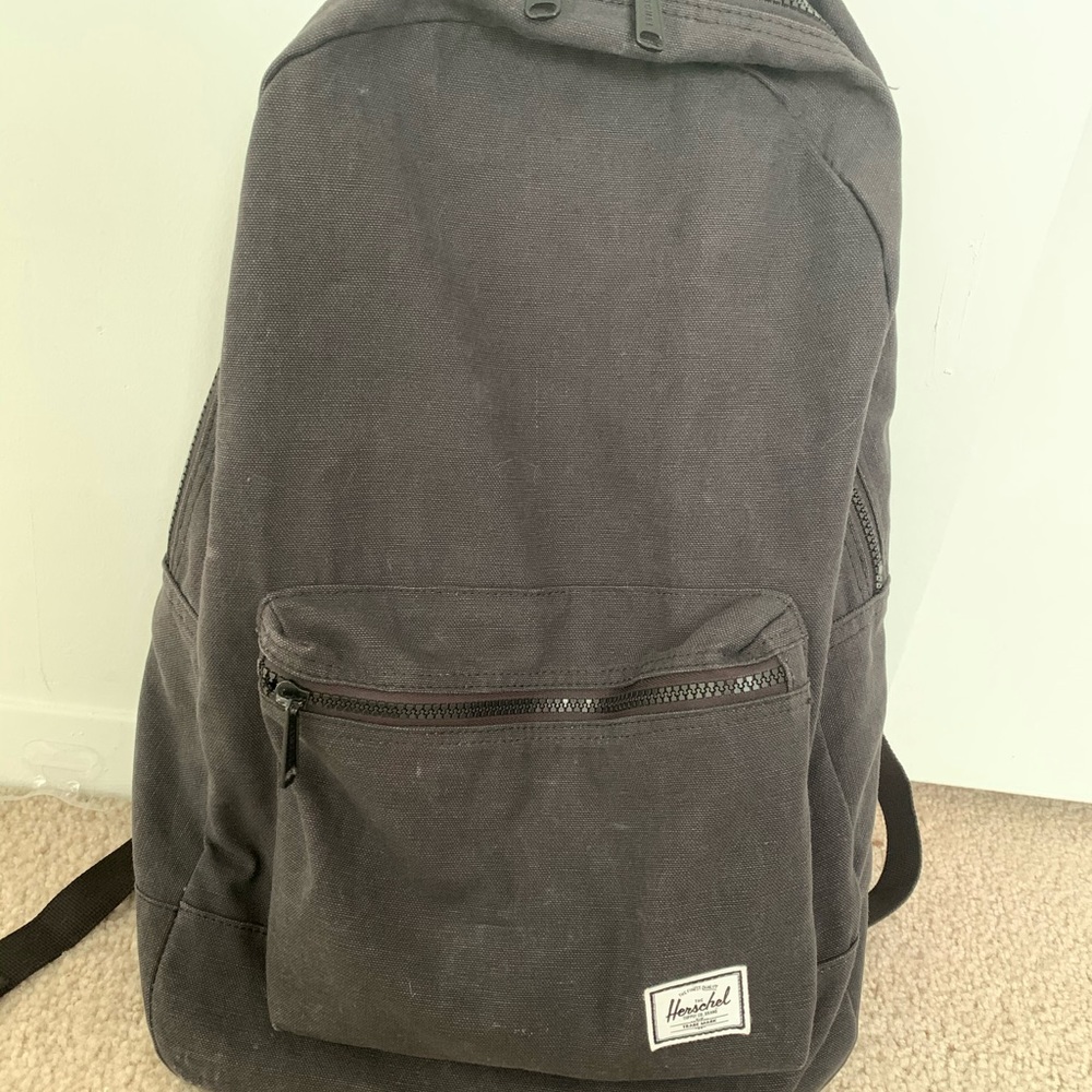Black herschel backpack.